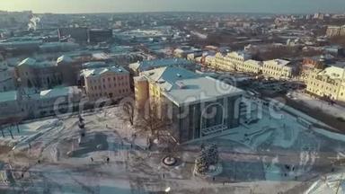 乌克兰哈尔科夫-2016年12月13日：历史博物馆空中展览，宪法广场上覆盖着白雪